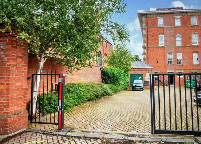 County House City Centre With Parking Sleeps 4