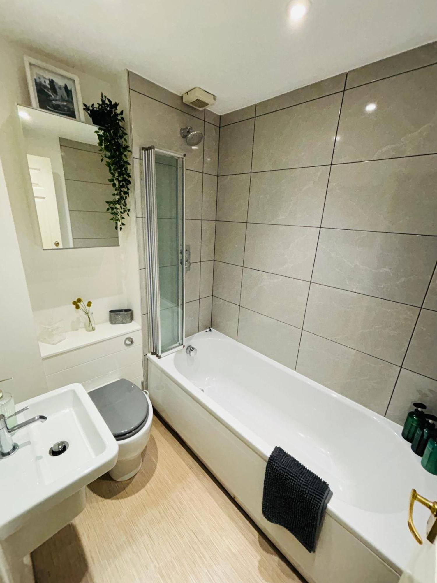 Апартаменты County House Centre With Parking Sleeps 4